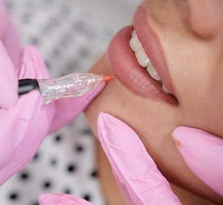 Permanent,Lip,Liner,Coloring,Around,The,Vermilion,Border,Of,The